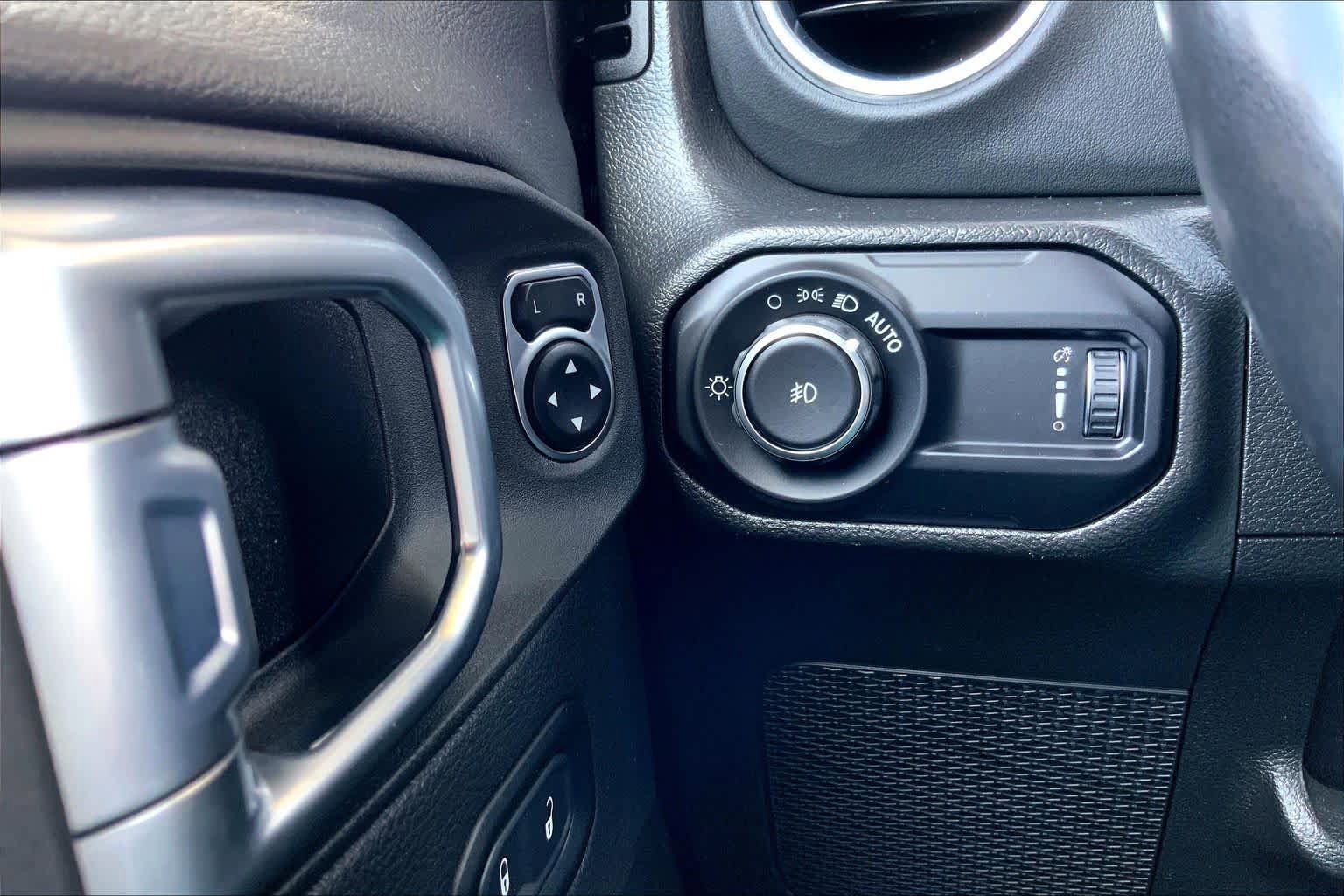 Used 2023 Jeep Wrangler Rubicon AWD/4WD image 35