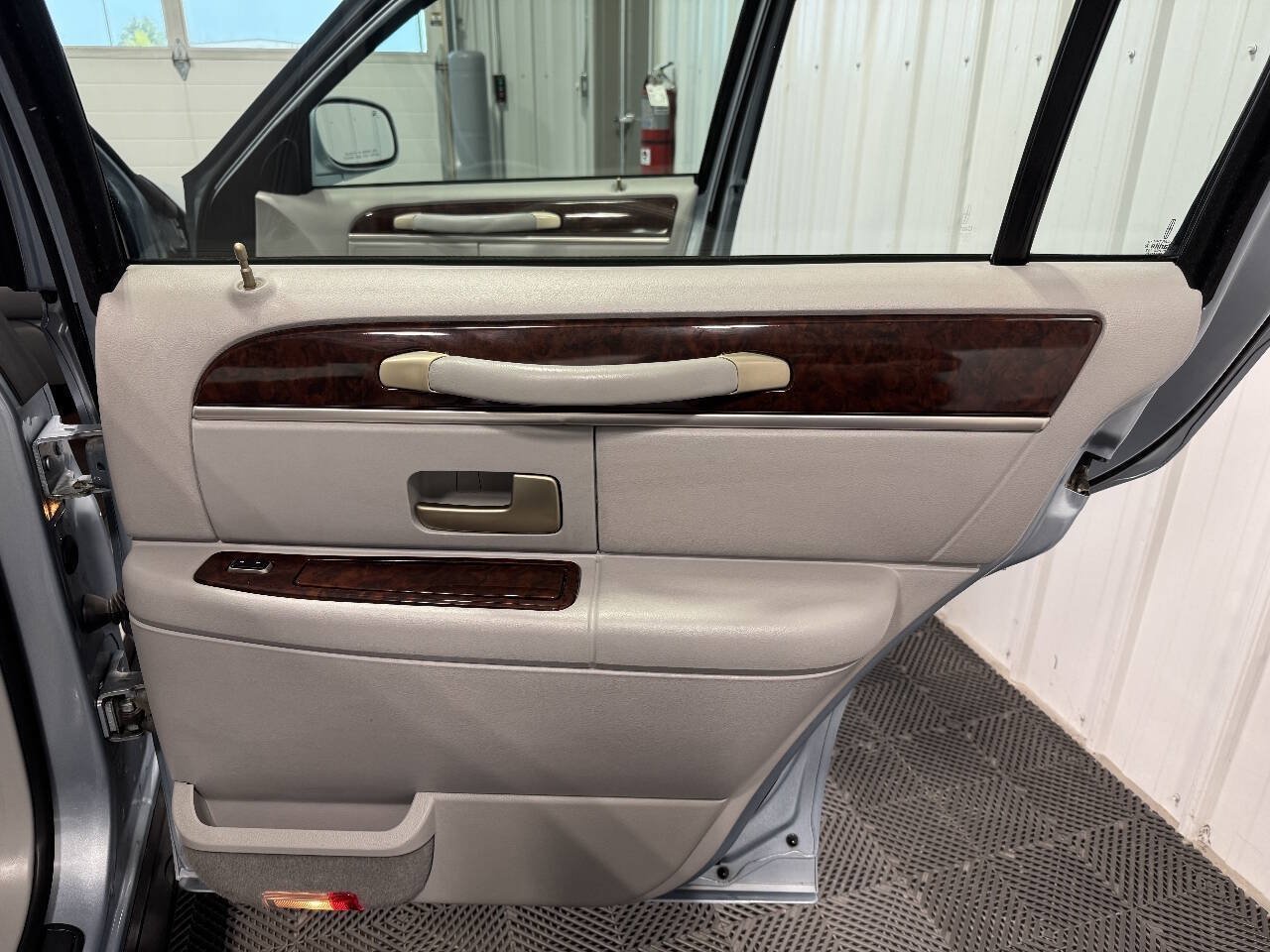 Used 2006 Lincoln Town Car Signature RWD image 22
