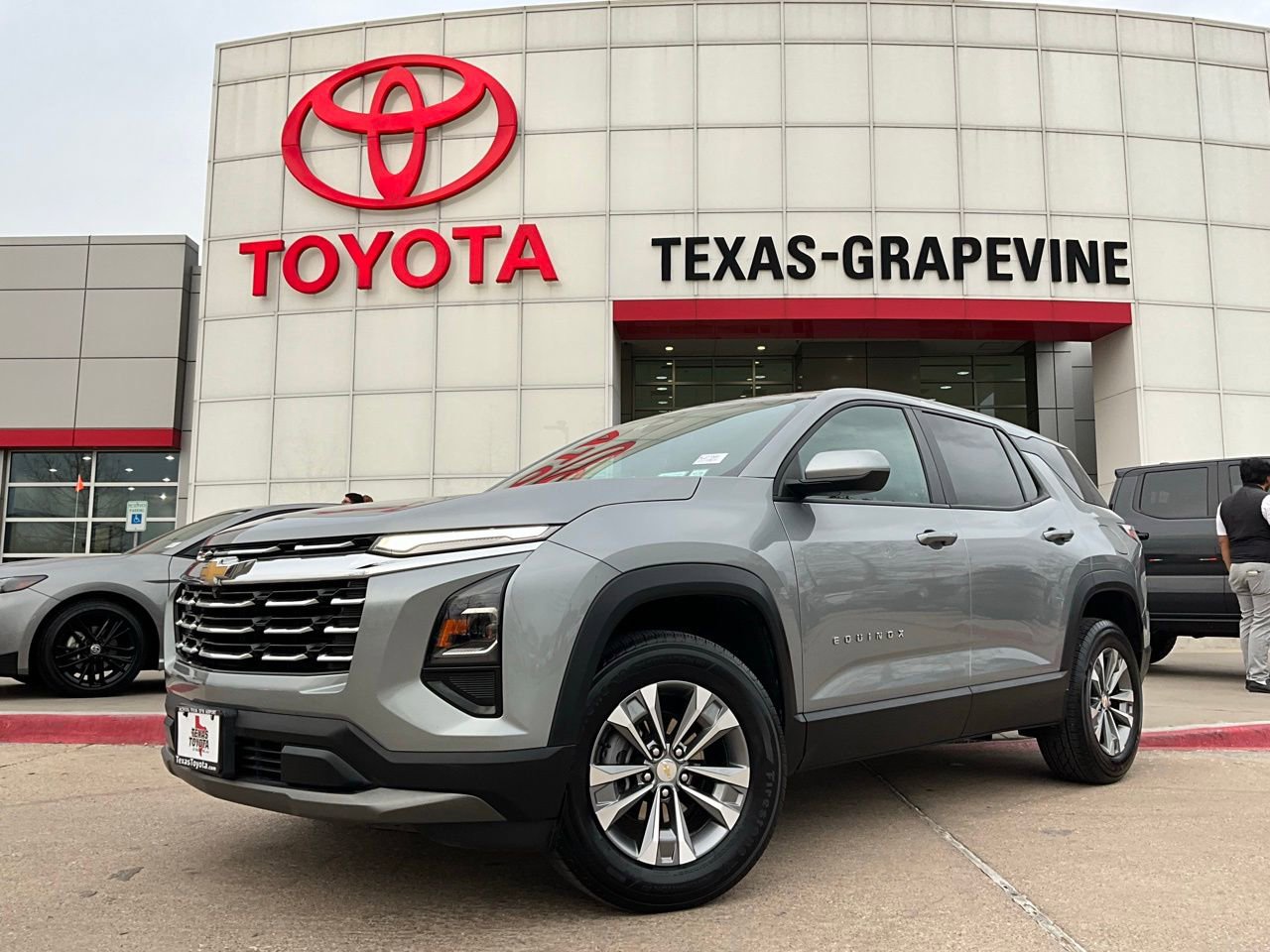 Used 2025 Chevrolet Equinox LT image 2