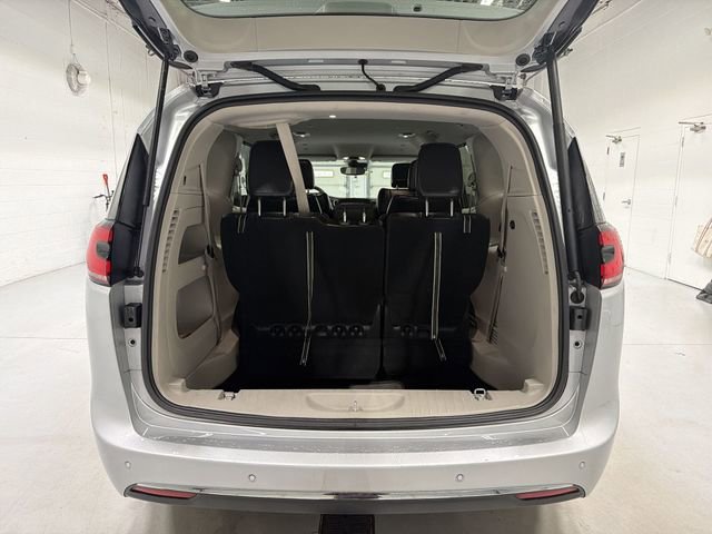 Used 2024 Chrysler Pacifica Touring-L image 15