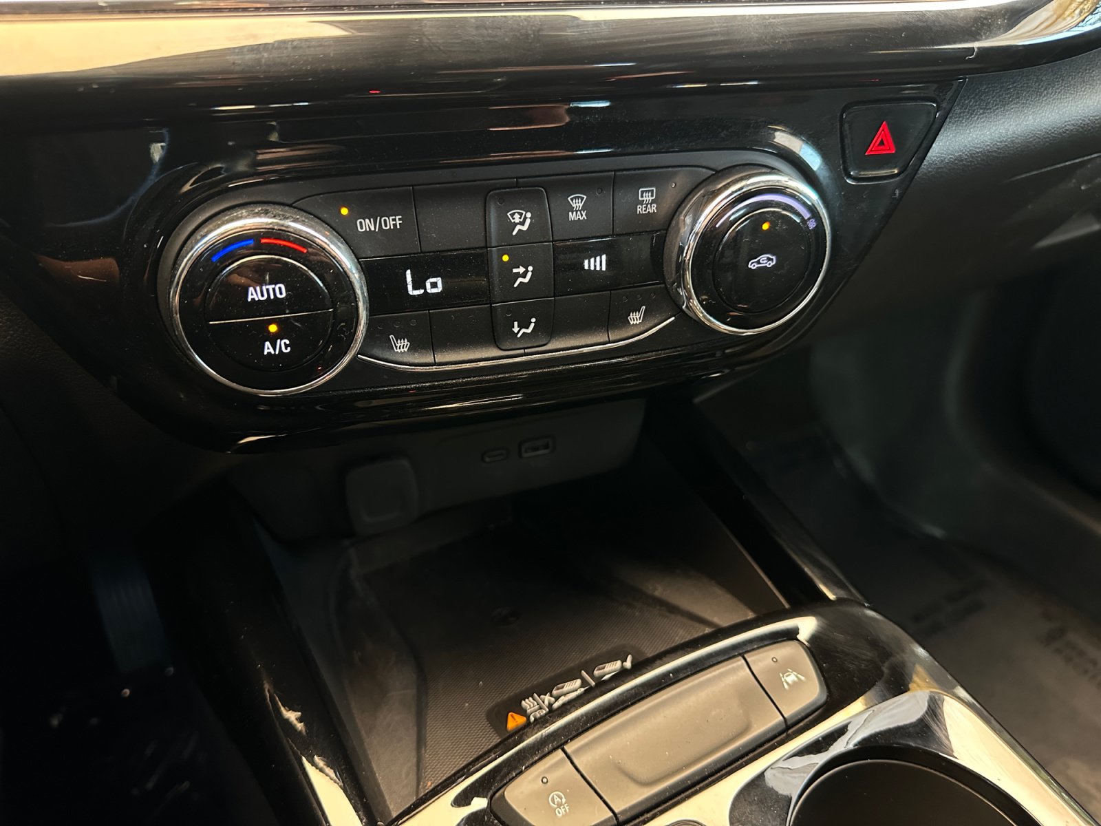 Used 2025 Chevrolet Trax RS w/ Sunroof Package FWD image 27