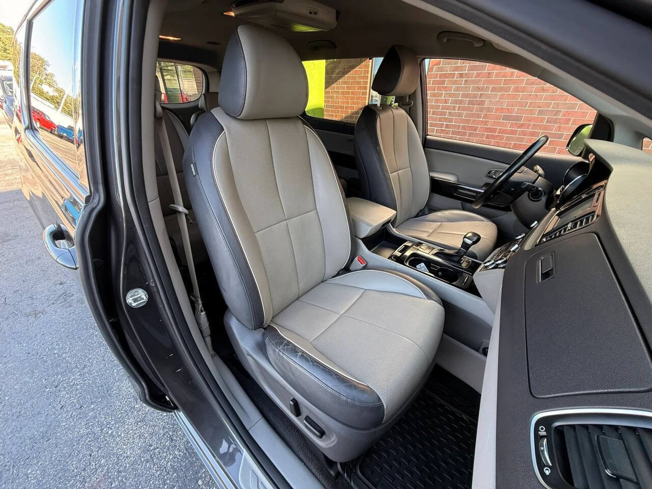 Used 2018 Kia Sedona SX FWD image 35