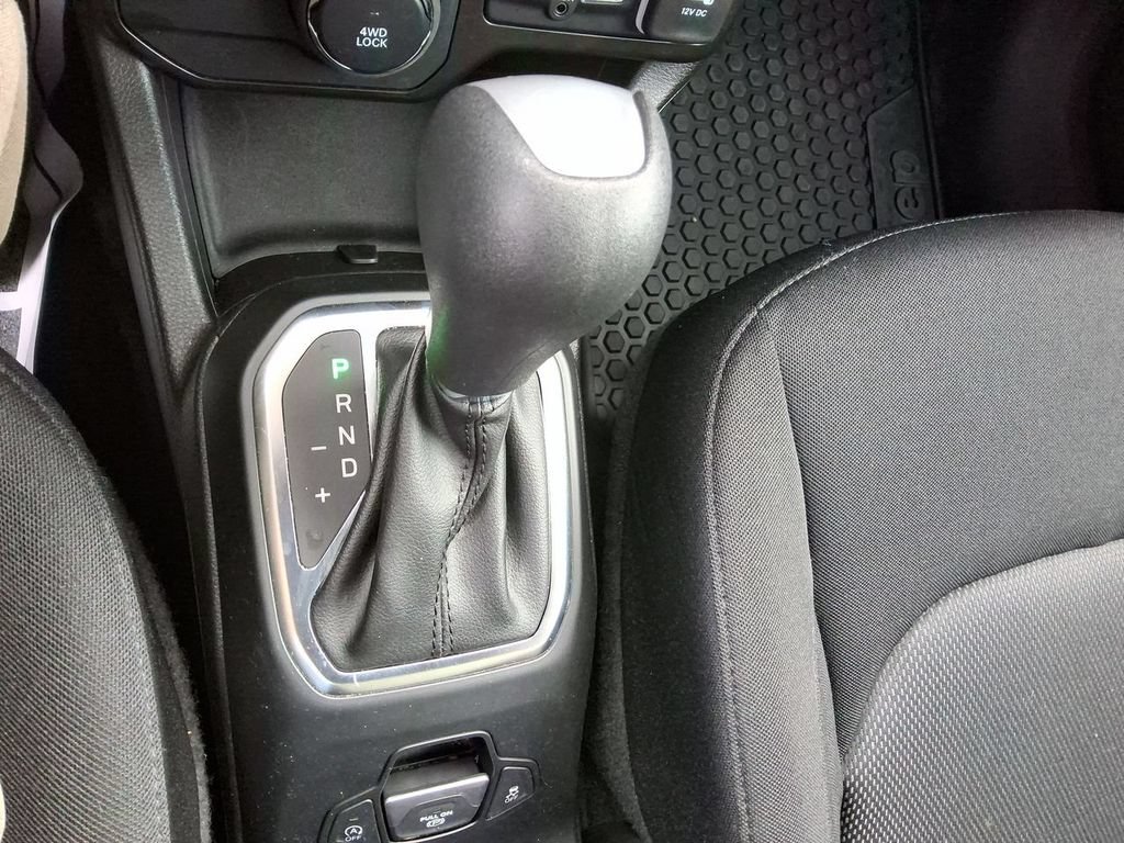 Used 2023 Jeep Renegade Latitude AWD/4WD image 15