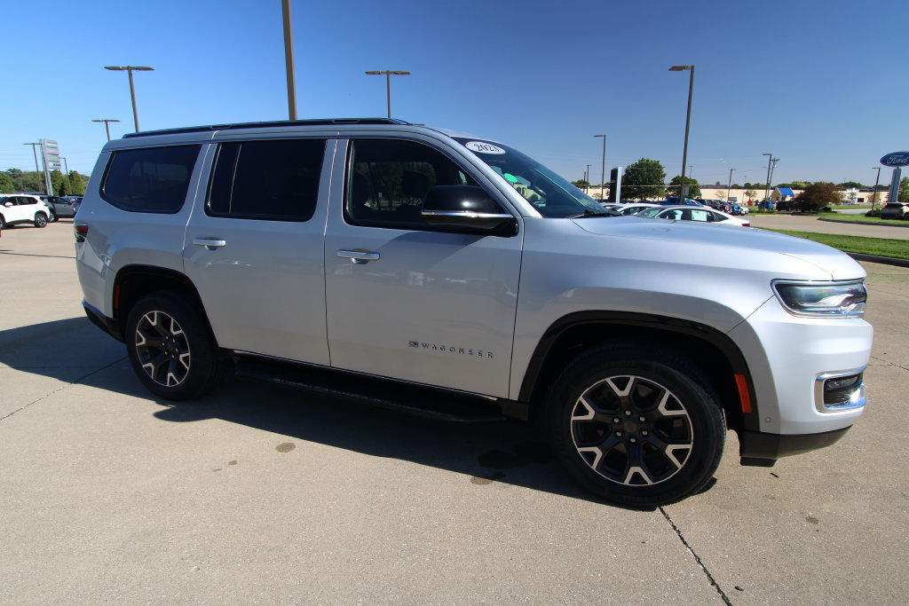 Used 2023 Jeep Wagoneer Series III w/ Preferred Equipment Group AWD/4WD image 3