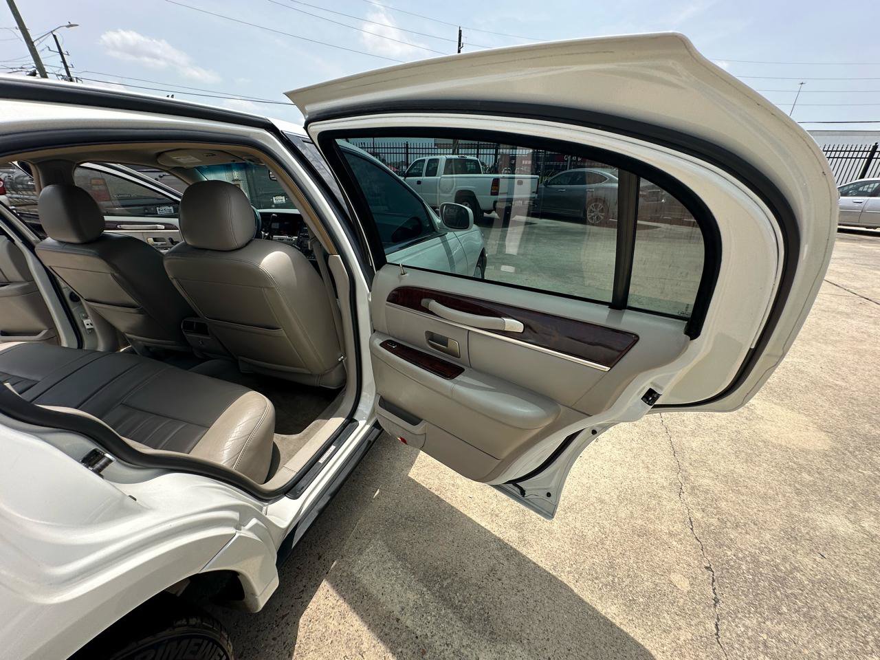 Used 2006 Lincoln Town Car Signature RWD image 28