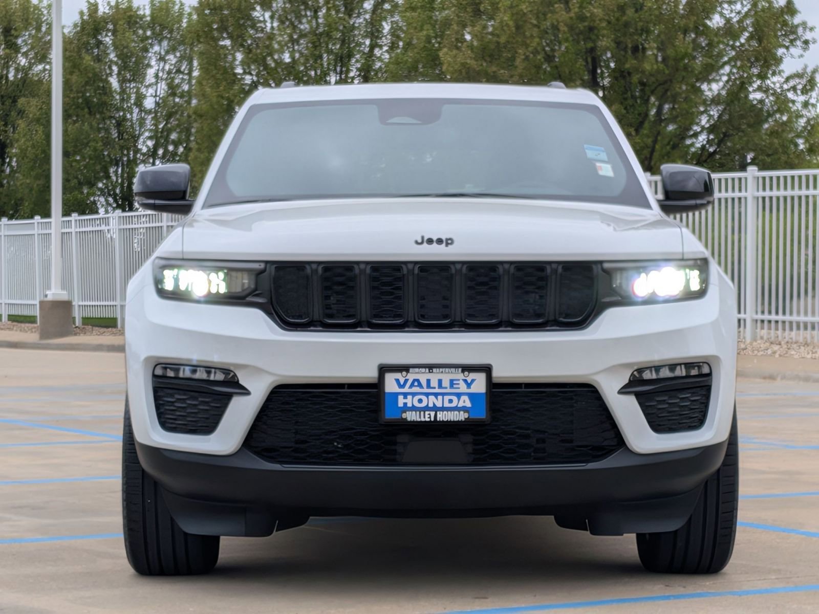 Used 2024 Jeep Grand Cherokee Limited w/ Black Appearance Package AWD/4WD image 3