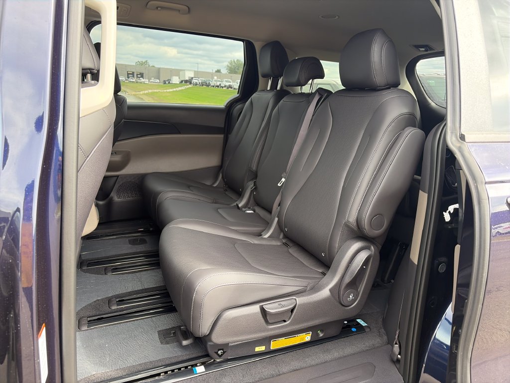 New 2027 Kia Carnival FWD image 23