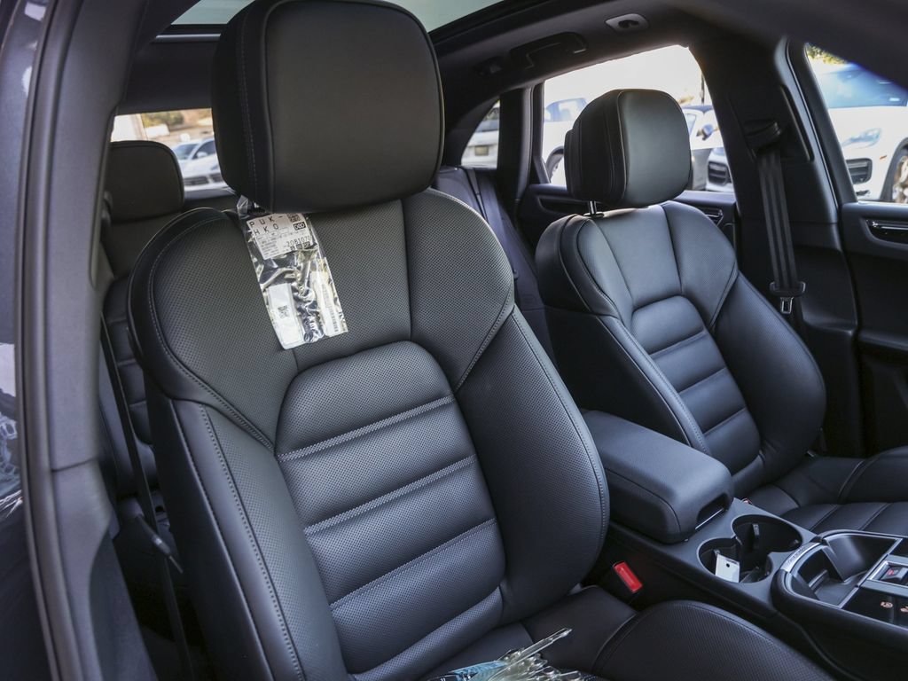 Certified 2026 Porsche Macan AWD/4WD image 38