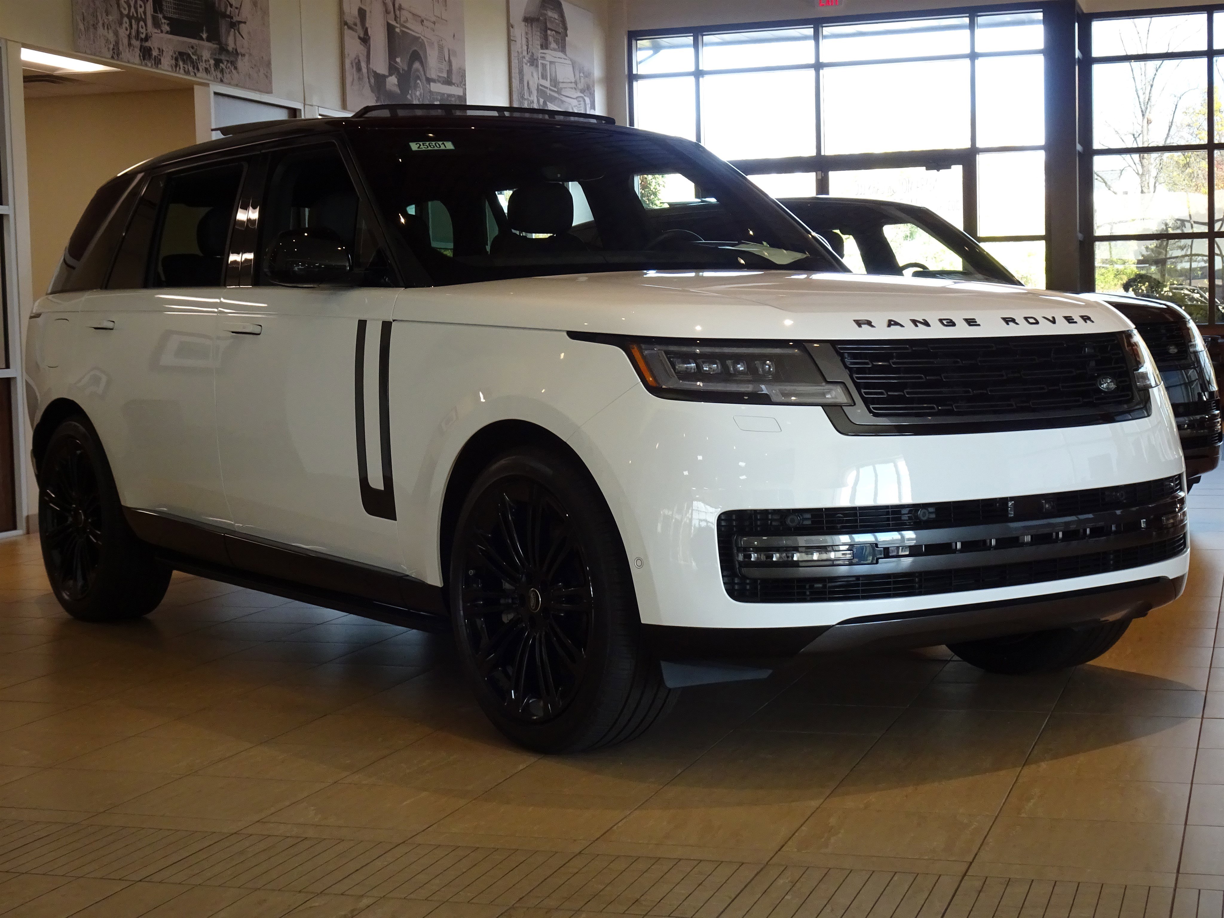 New 2025 Land Rover Range Rover Long Wheelbase SE image 14