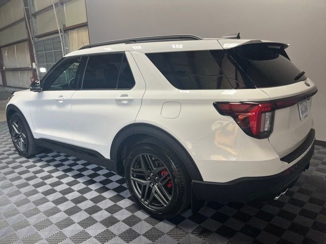 Used 2025 Ford Explorer ST image 3