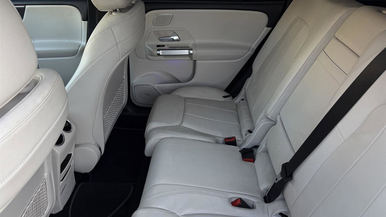 Used 2021 Mercedes-Benz GLB 250 4MATIC w/ Premium Package image 34