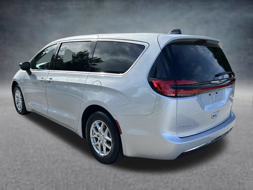 Used 2024 Chrysler Pacifica Touring-L FWD image 7