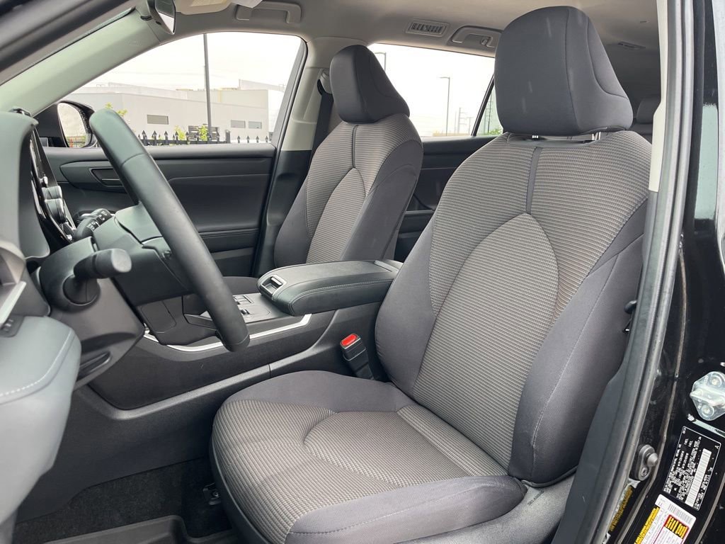 Used 2024 Toyota Highlander LE FWD image 25