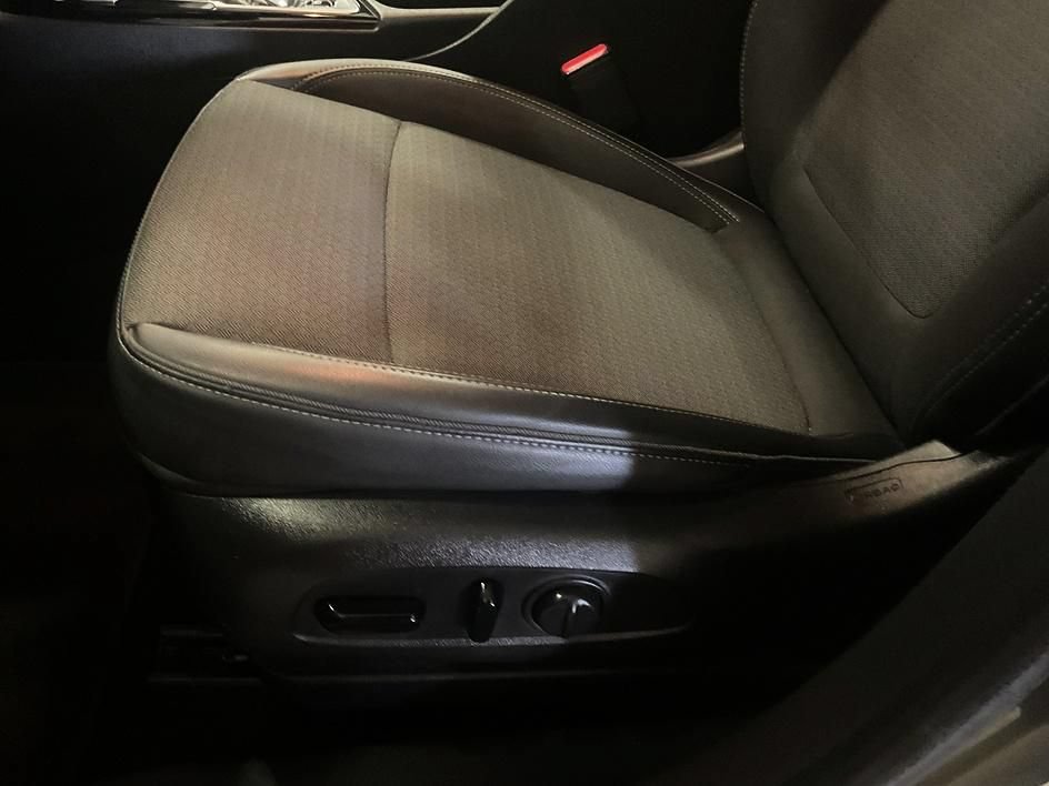 Used 2022 Buick Encore GX Preferred w/ Cold Weather Comfort Package AWD/4WD image 17