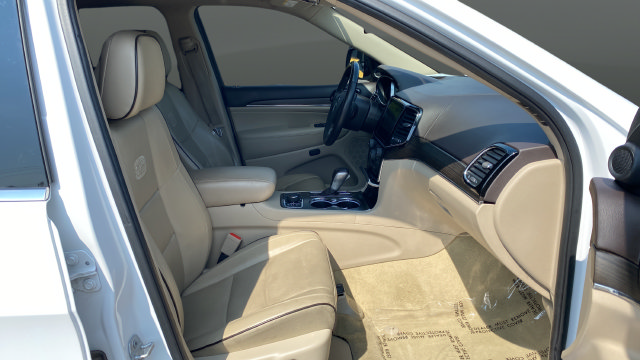 Used 2020 Jeep Grand Cherokee Overland AWD/4WD image 25
