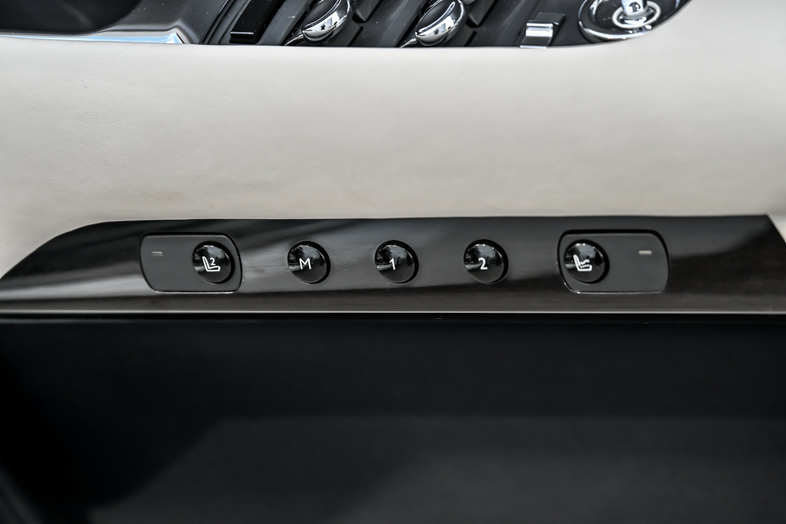 Used 2020 Rolls-Royce Dawn RWD image 23