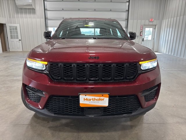 Used 2024 Jeep Grand Cherokee Altitude image 4