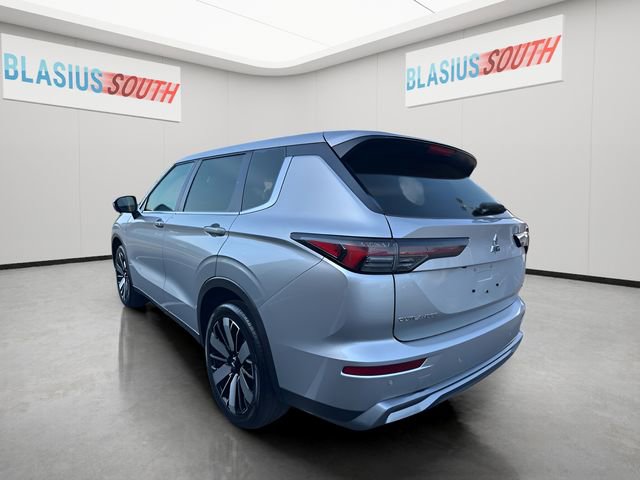 Used 2025 Mitsubishi Outlander SE image 5