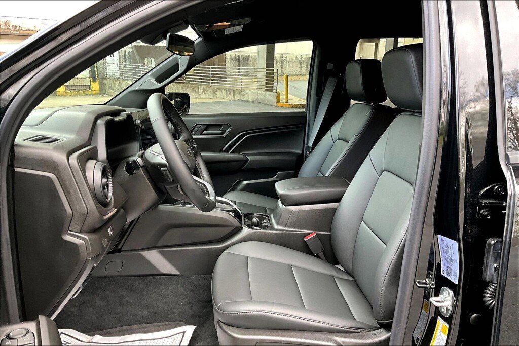 Used 2025 Chevrolet Colorado Trail Boss w/ Midnight Edition image 13