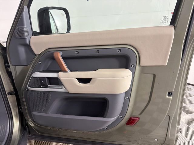 Used 2024 Land Rover Defender 90 S image 19