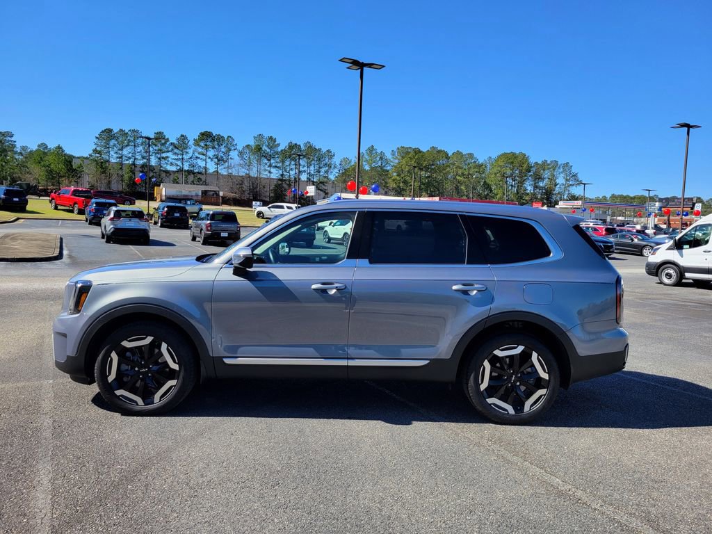 Used 2024 Kia Telluride EX w/ EX Captain's Chair Package image 2