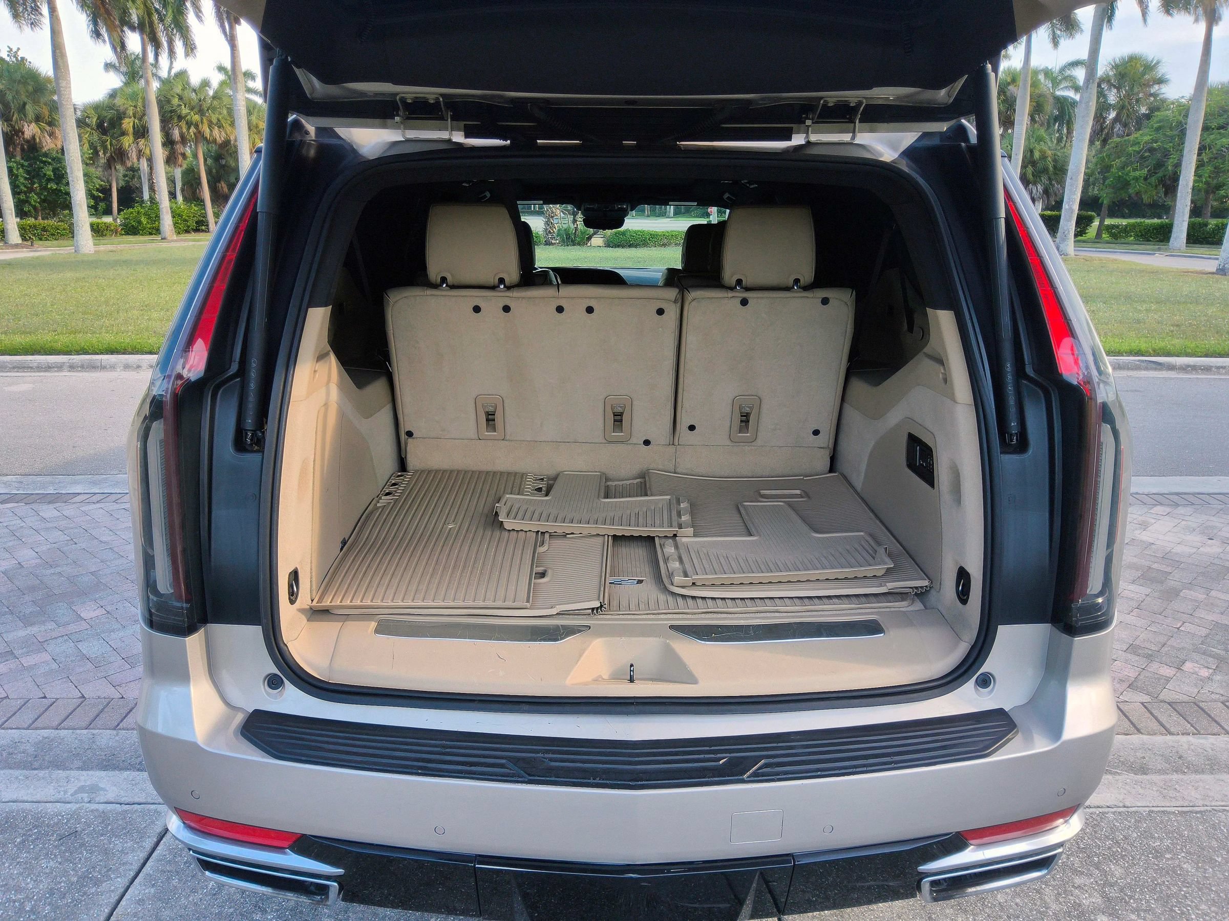 Used 2021 Cadillac Escalade ESV Premium Luxury w/ Performance Package RWD image 51