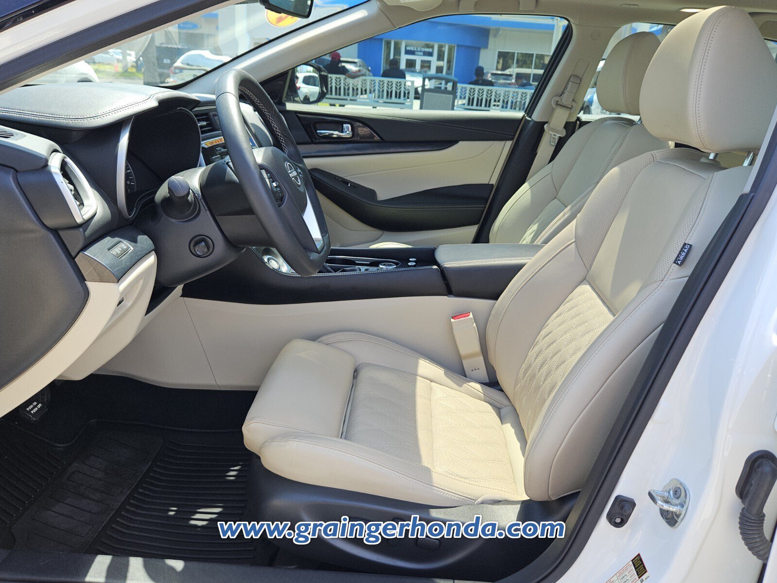 Used 2023 Nissan Maxima Platinum w/ Sport Mat Group FWD image 10