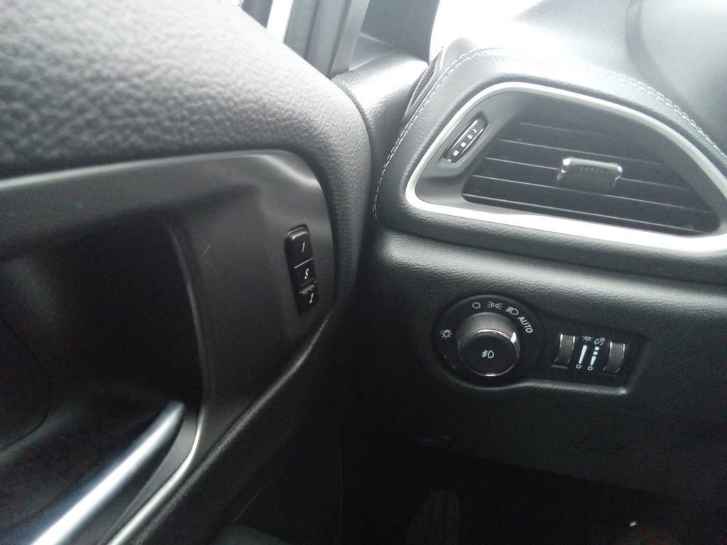 New 2026 Chrysler Pacifica Select w/ S Appearance Package image 13