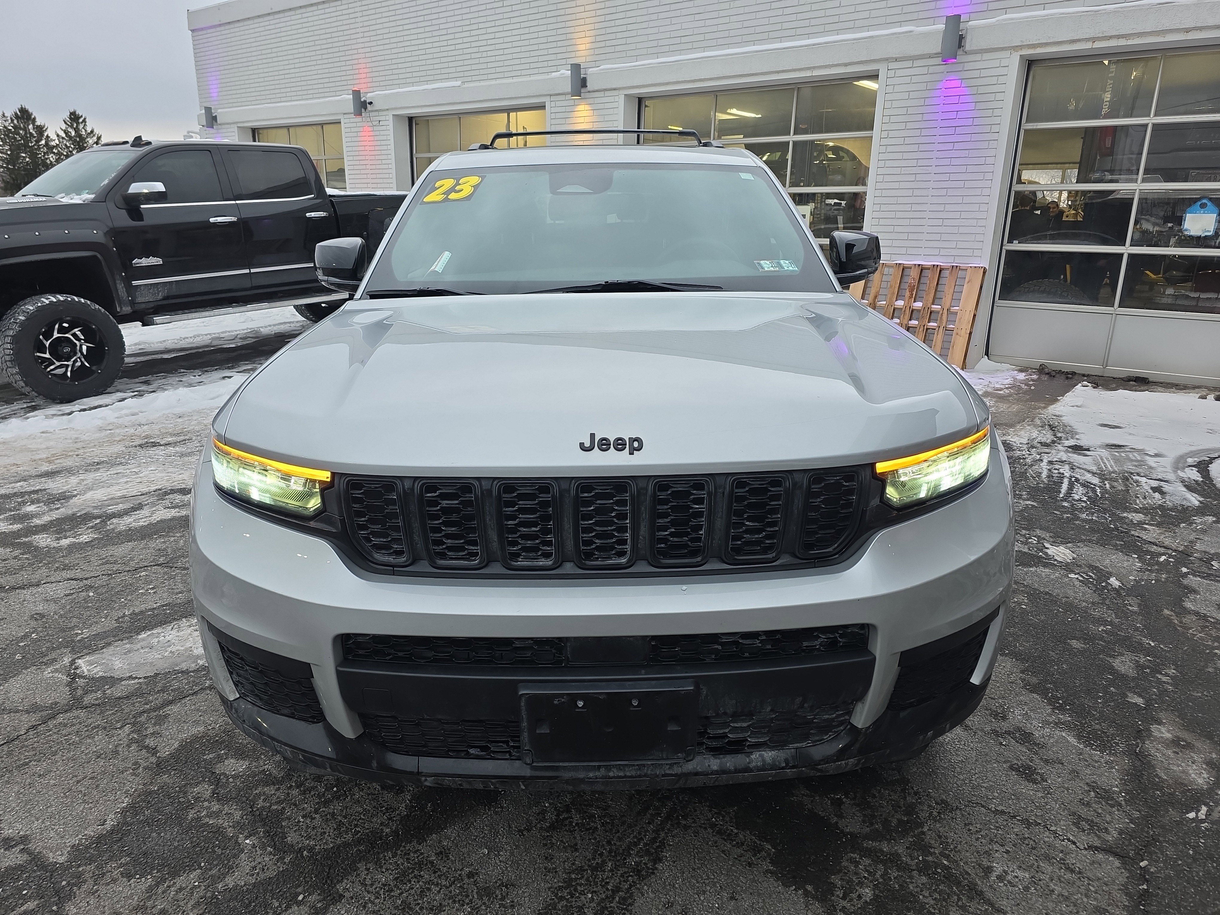 Used 2023 Jeep Grand Cherokee L Laredo image 11