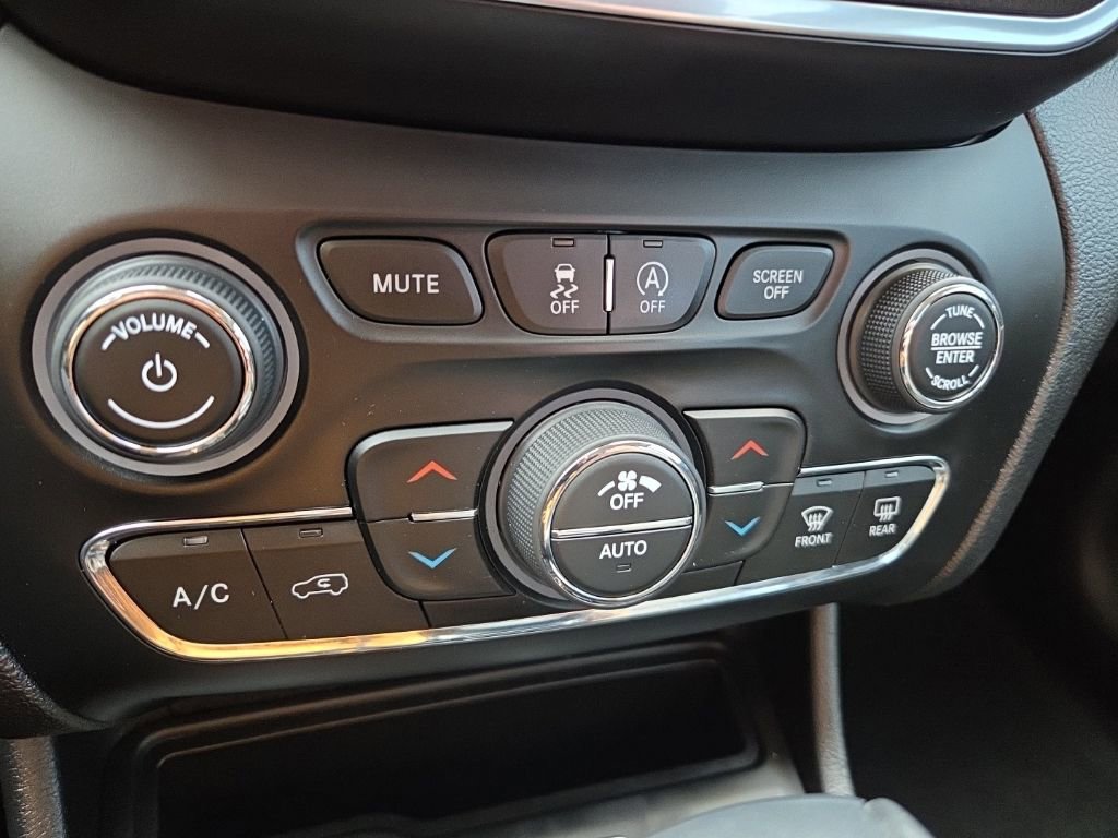 Used 2020 Jeep Cherokee Trailhawk w/ Technology Group image 41