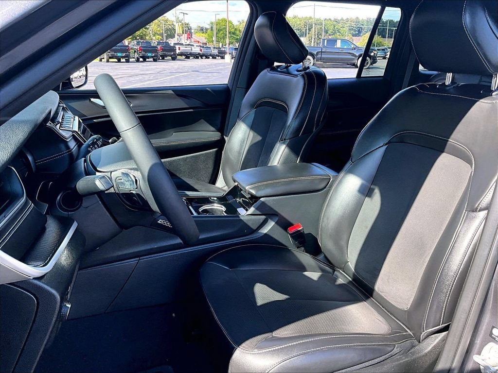 Used 2023 Jeep Grand Cherokee Altitude AWD/4WD image 10