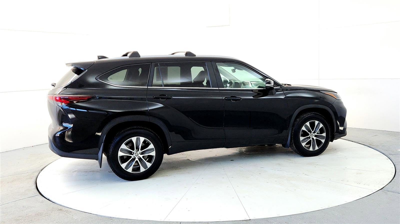 Certified 2024 Toyota Highlander XLE image 6