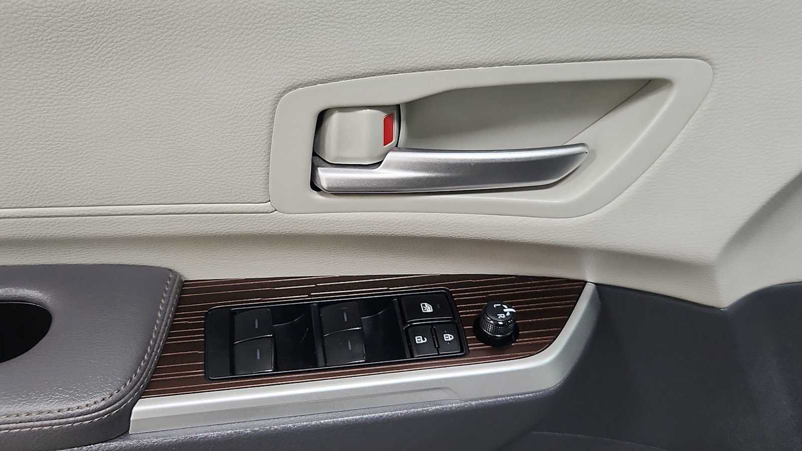Certified 2024 Toyota Sienna XLE FWD image 15