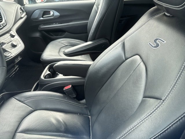 Used 2022 Chrysler Pacifica Touring-L w/ Uconnect Theater Family Group image 10