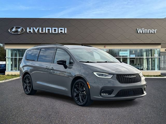 Used 2025 Chrysler Pacifica Limited image 6