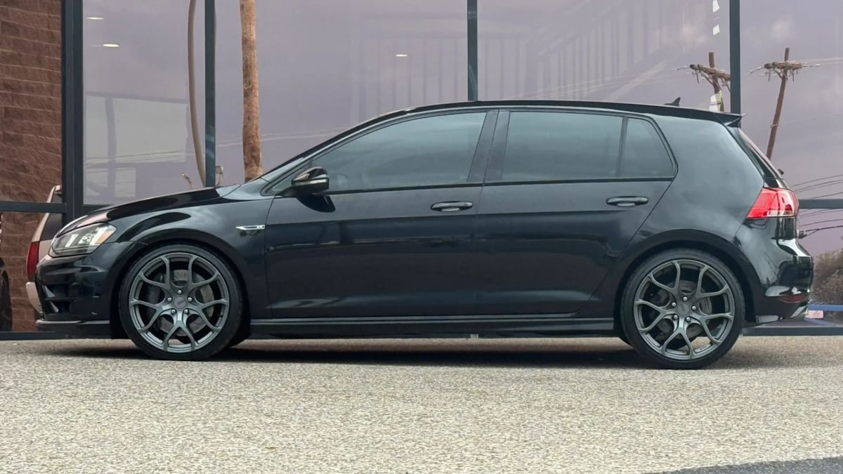 Used 2017 Volkswagen Golf R 4-Door AWD/4WD image 5