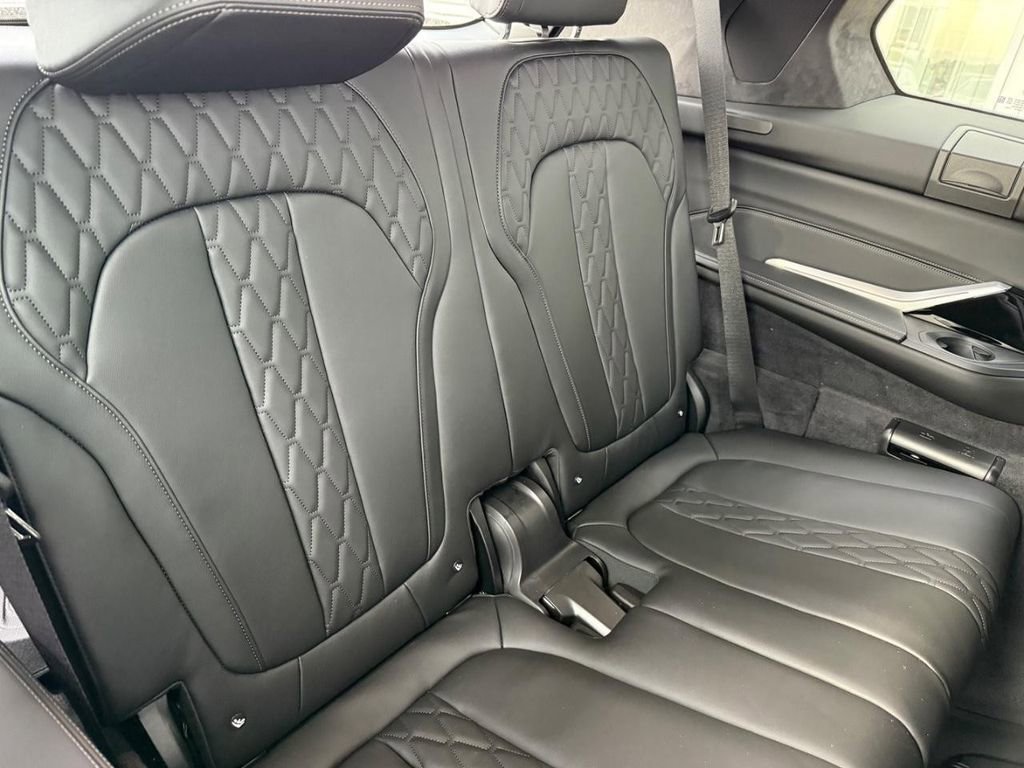 New 2026 BMW X7 M60i image 6