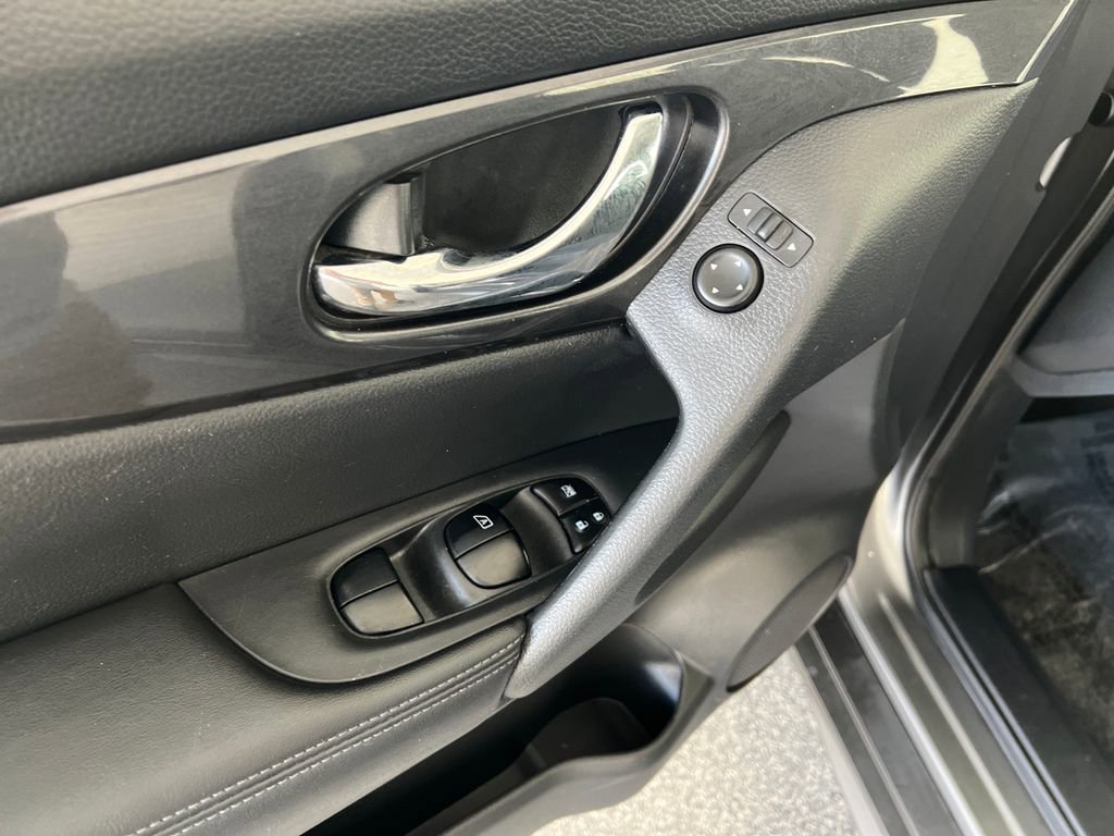 Used 2018 Nissan Rogue S image 14