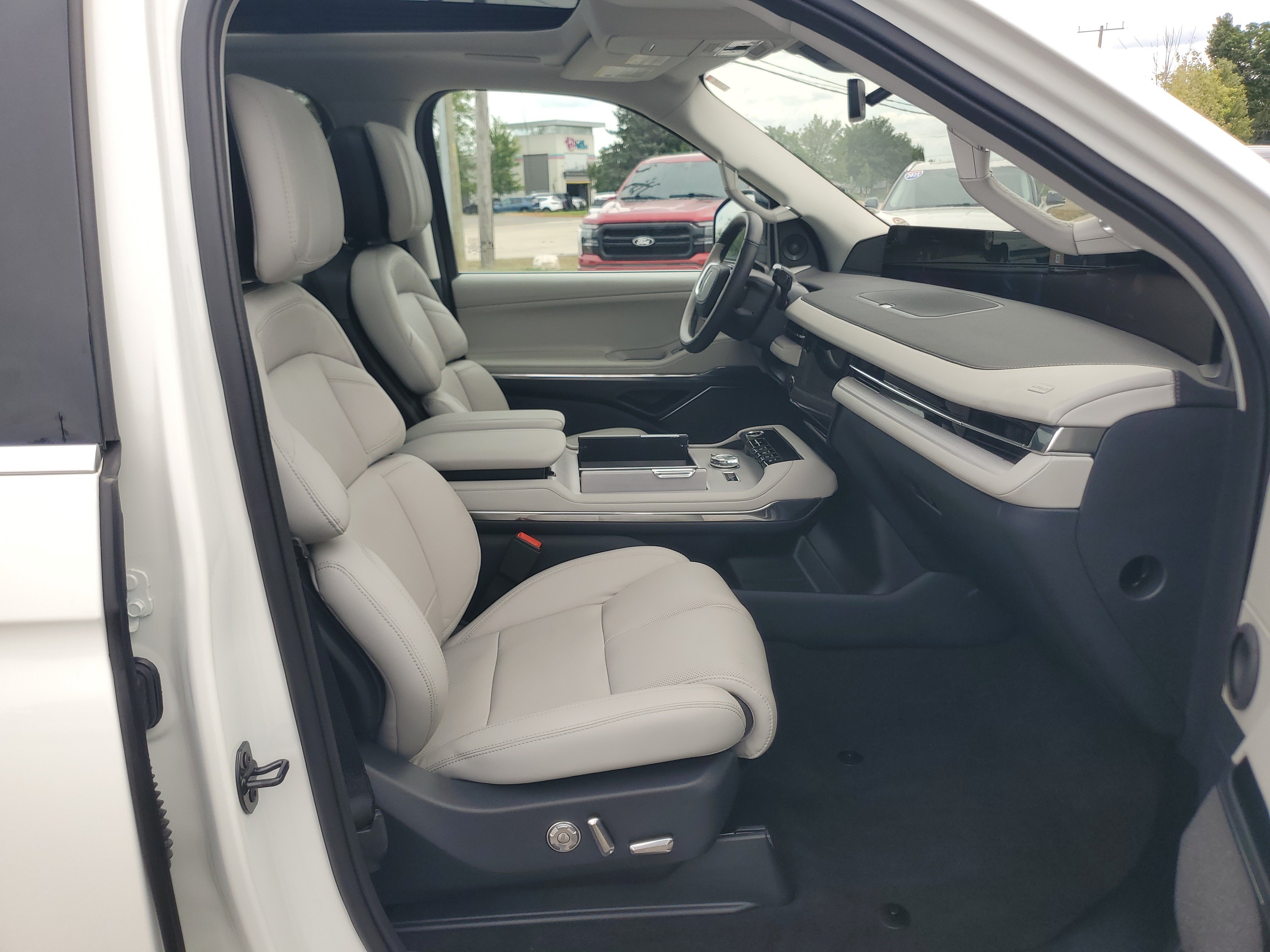 Used 2025 Lincoln Navigator Reserve AWD/4WD image 9