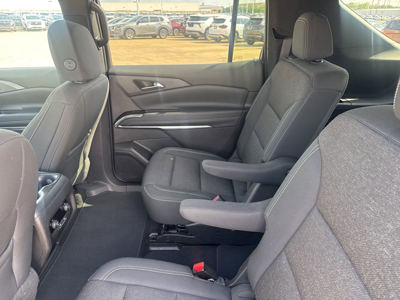 Used 2025 Chevrolet Traverse LT image 41