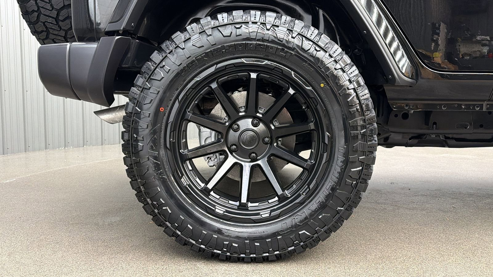 Used 2025 Jeep Wrangler Unlimited Sahara w/ Safety Group AWD/4WD image 11