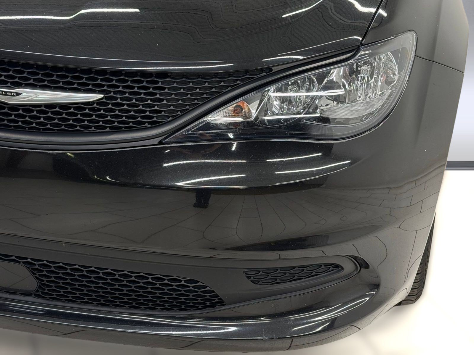 Used 2022 Chrysler Voyager LX FWD image 9