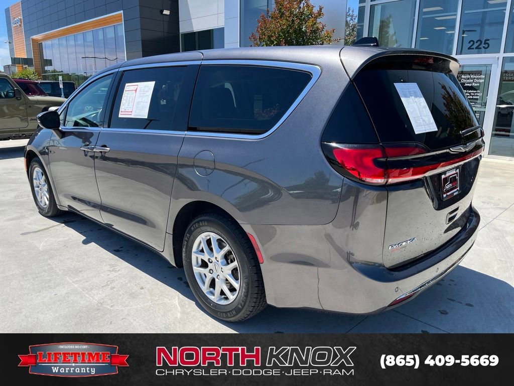 Used 2023 Chrysler Pacifica Touring-L FWD image 17