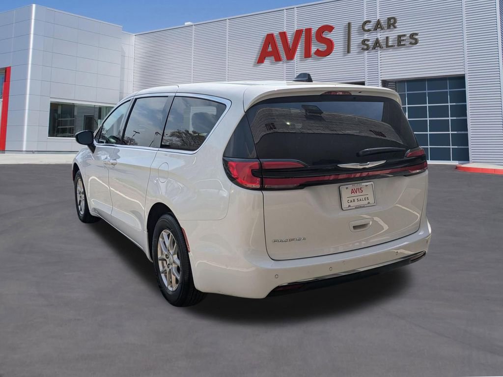 Used 2025 Chrysler Pacifica Select image 9