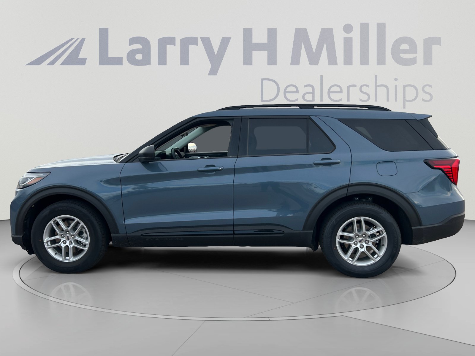 New 2026 Ford Explorer Active RWD image 2