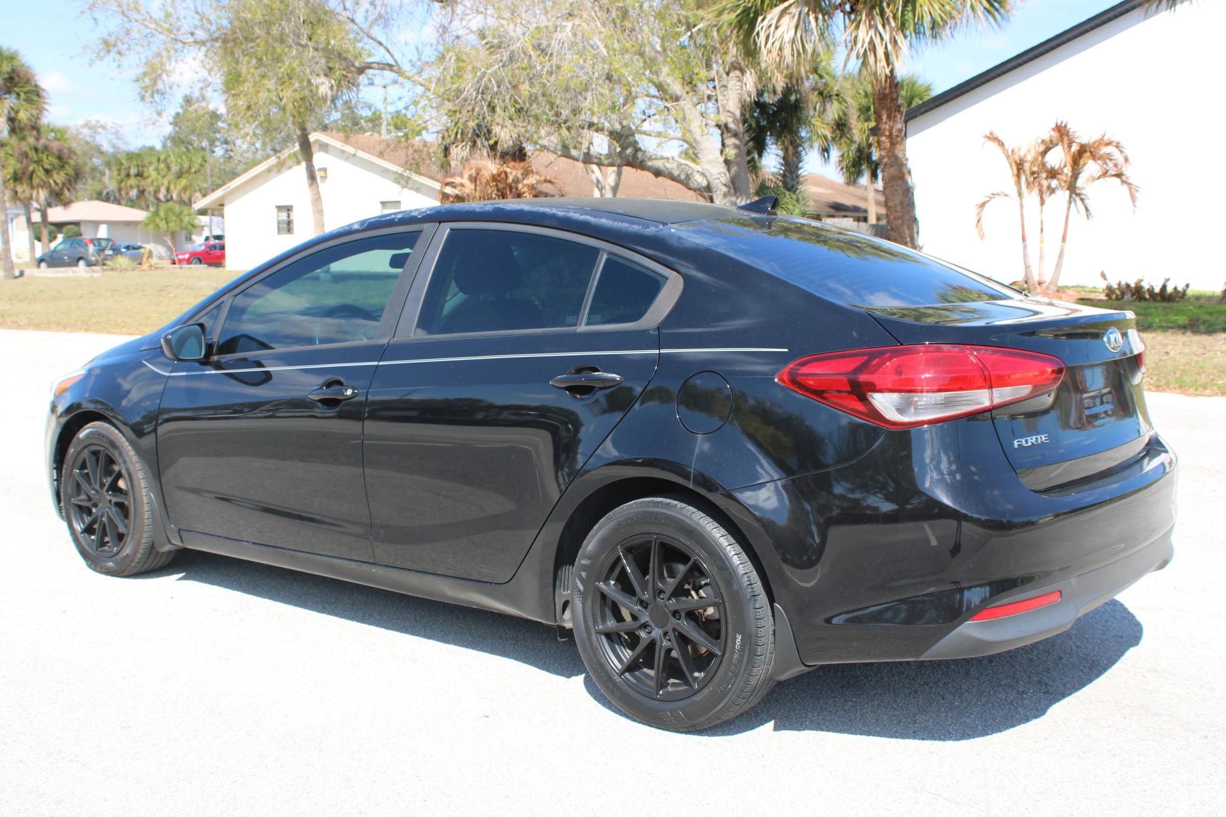Used 2017 Kia Forte LX image 3
