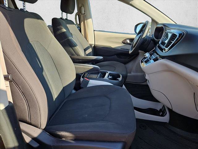 Used 2018 Chrysler Pacifica Touring Plus w/ Tire & Wheel Group FWD image 23
