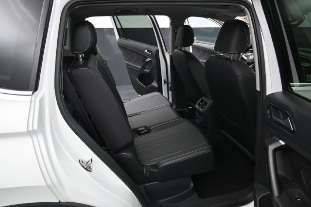 Used 2022 Volkswagen Tiguan SE AWD/4WD image 32