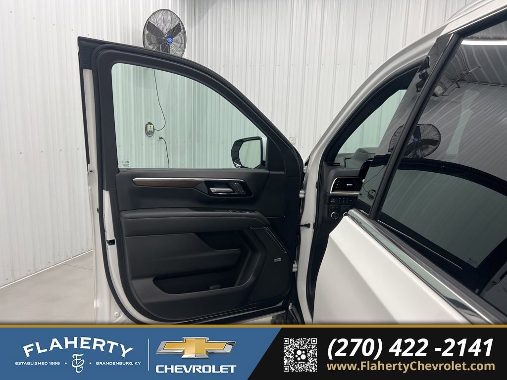 Used 2025 Chevrolet Suburban High Country image 8
