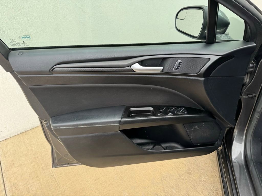 Used 2018 Ford Fusion SE w/ Equipment Group 201A FWD image 12